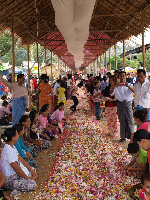 20 Offering To The Monks Yawnghwe Myanmar